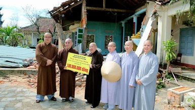 Ni trưởng Thích nữ Từ Nhẫn trao hỗ trợ đến đại diện Trường Trung cấp Phật học Nguyên Thiều (tỉnh Gia Lai)