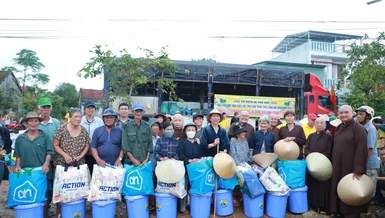 Các tự viện Ni TP.HCM, Đồng Nai trao quà đến các gia đình bị ảnh hưởng bão lũ tỉnh Đắk Lắk