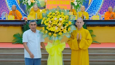 Hòa thượng Thích Thiện Thống nhận lẵng hoa chúc mừng của Ủy ban Nhân dân tỉnh An Giang