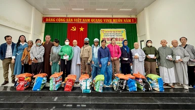 Đoàn Phân ban Ni giới TP.HCM thăm và trao quà đến đồng bào vùng bão lũ