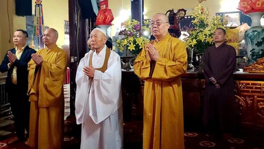 Hòa thượng Jwasan Sangsa cùng chư tôn đức lãnh đạo GHPGVN đảnh lễ Tam bảo tại chính điện chùa Quán Sứ