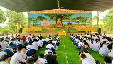 Đại đức Thích Chúc Huy có thời thuyết giảng về "Lòng biết ơn" đến học sinh