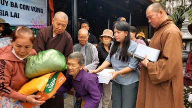 Đoàn từ thiện chùa Minh Giác trao quà đến bà con vùng bão lũ tỉnh Gia Lai