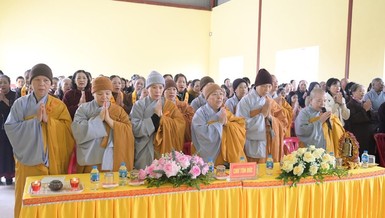 Chư Ni và Phật tử tham dự lễ rót đồng đúc Đại hồng chung