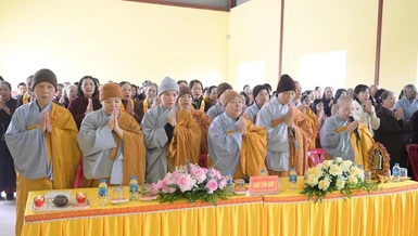 Chư Ni và Phật tử tham dự lễ rót đồng đúc Đại hồng chung