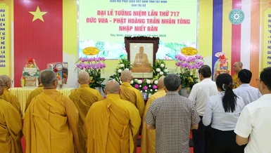 Chư tôn đức và đại diện chính quyền tỉnh, sở tại dâng hương tưởng niệm Đức vua - Phật hoàng Trần Nhân Tông