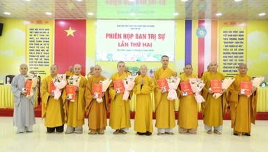 Thượng tọa Thích Quảng Tâm, trao quyết định bổ nhiệm trụ trì đến các tự viện
