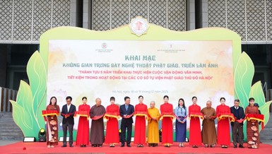 Cắt băng khai mạc triển lãm