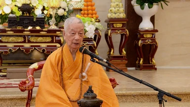 Đức Pháp chủ GHPGVN khai thị tại Tuần huân tu và Khóa bồi dưỡng trụ trì tại Việt Nam Quốc Tự - Ảnh: B.Toàn/BGN