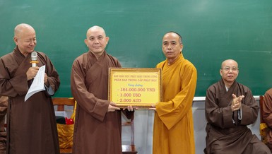 Thượng tọa Thích Viên Trí trao bảng hỗ trợ đến Hiệu trưởng Trường Trung cấp Phật học Nguyên Thiều