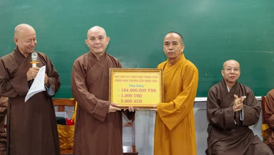 Thượng tọa Thích Viên Trí trao bảng hỗ trợ đến Hiệu trưởng Trường Trung cấp Phật học Nguyên Thiều