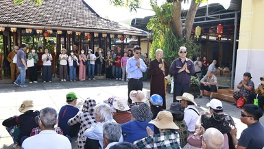 Hòa thượng Thích Chơn Nguyên thăm hỏi và động viên người mù vượt qua khó khăn, sớm ổn định cuộc sống