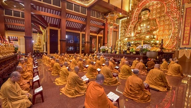 Thời khóa tụng kinh của chư hành giả Tuần huân tu tại Việt Nam Quốc Tự - Ảnh: Quảng Đạo/BGN