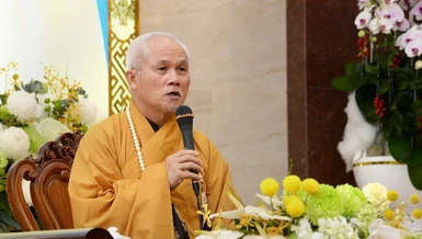  Thượng tọa Thích Giác Dũng chia sẻ với gần 1.000 Tăng Ni, tại Việt Nam Quốc Tự