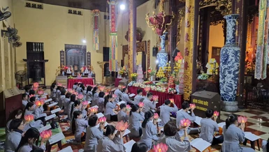 Câu lạc bộ Thanh thiếu niên Phật tử Quán Sứ kính mừng Khánh đản Đức Phật A Di Đà tại chùa Quán Sứ