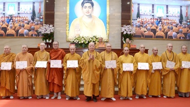 Hòa thượng Thích Lệ Trang trao Giấy chứng nhận Tuần huân tu đến chư tôn đức thành viên Ban Trị sự
