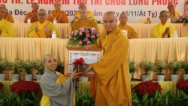 Tại buổi lễ, Thượng tọa Thích Tĩnh Triệt đã trao quyết định bổ nhiệm đến Sư cô Thích nữ Lệ Nghiêm