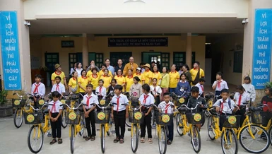 Đoàn trao 30 chiếc xe đạp đến học sinh Trường Trung học Cơ sở Khánh Vĩnh - Ảnh: T.N