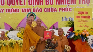 Thượng tọa Thích Thanh Tuấn và Thượng tọa Thích Thanh Sơn trao quyết định đến Đại đức Thích Thanh Đức 