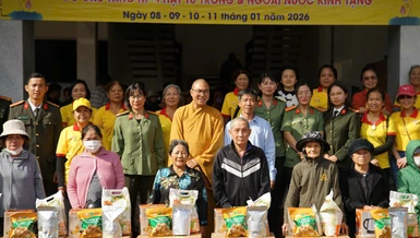 Đoàn từ thiện chùa Tường Nguyên trao quà đến người dân tỉnh Đắk Lắk
