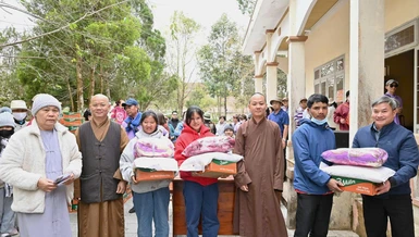 Đoàn trao tặng 400 phần quà đến đồng bào dân tộc tại xã Măng Đen