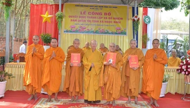 Thượng tọa Thích Quảng Tâm trao quyết định đến Ban Quản trị tịnh xá
