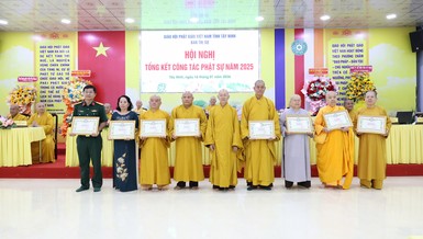 Ban Thường trực Ban Trị sự tỉnh trao Bằng tuyên dương công đức đến các cá nhân