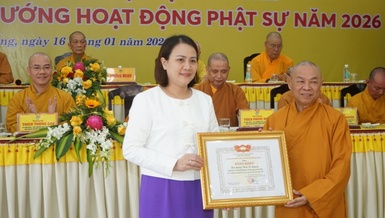Bà Trần Thị Mẫn thay mặt lãnh đạo Thành phố tặng Bằng khen đến Hòa thượng Thích Từ Nghiêm