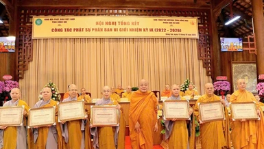 Đại diện Ban Trị sự GHPGVN tỉnh tặng Bằng tuyên dương công đức của Ban Thường trực Ban Trị sự tỉnh đến các nhân