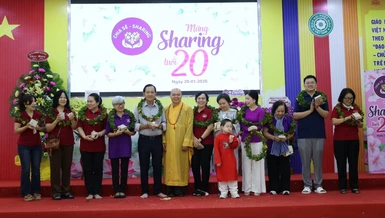 Thượng tọa Thích Thanh Phong thay mặt Nhóm Chia sẻ - Sharing trao những phần quà tri ân đến các đơn vị đồng hành