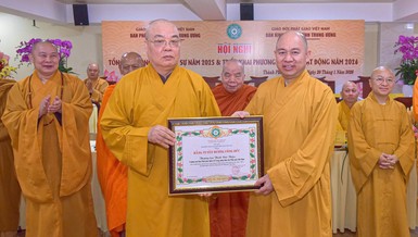 Trưởng lão Hòa thượng Thích Thanh Nhiễu trao Bằng tuyên dương công đức của GHPGVN đến Thượng tọa Thích Đức Thiện, Phó Chủ tịch Hội đồng Trị sự, Trưởng ban Phật giáo Quốc tế T.Ư - Ảnh: Quảng Đạo/BGN