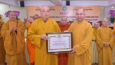 Trưởng lão Hòa thượng Thích Thanh Nhiễu trao Bằng tuyên dương công đức của GHPGVN đến Thượng tọa Thích Đức Thiện, Phó Chủ tịch Hội đồng Trị sự, Trưởng ban Phật giáo Quốc tế T.Ư - Ảnh: Quảng Đạo/BGN
