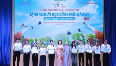 Ni sư Thích nữ Huệ Dâng trao học bổng cho sinh viên
