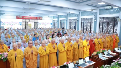 Chư tôn đức Tăng Ni và đại diện chính quyền trong nghi thức chào Quốc kỳ và Đạo kỳ