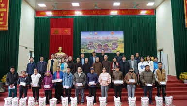 Đoàn trao quà Tết đến bà con nghèo xã Nhân Nghĩa, tỉnh Phú Thọ