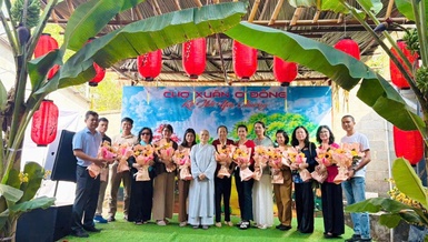 Ban Tổ chức và mạnh thường quân hỗ trợ chương trình trao quà Tết cho hộ nghèo