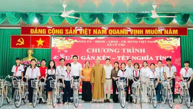 Câu lạc bộ Hạnh Nguyện kết hợp địa phương trao 20 xe đạp cho học sinh nghèo