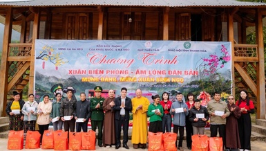 Ban Tổ chức trao quà đến bà con vùng biên giới bên thềm Tết cổ truyền