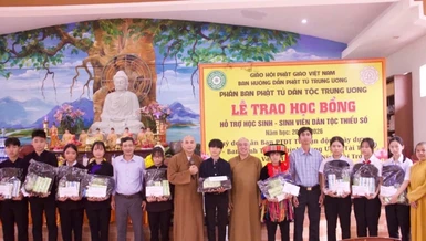 Đoàn trao học bổng học kỳ II cho học sinh đồng bào dân tộc thiểu số tại xã Đắc Bình 