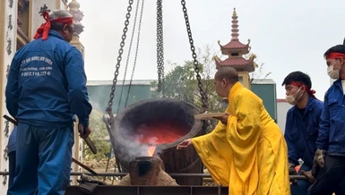  Rót đồng đúc Đại hồng chung chùa Yên Duyên