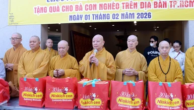 Hòa thượng Thích Lệ Trang chúc Tết bà con đến nhận quà tại Việt Nam Quốc Tự - Ảnh: Bảo Toàn/BGN