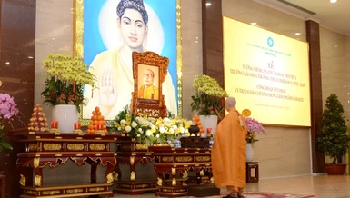 Đức Đệ tứ Pháp chủ GHPGVN thắp hương tưởng niệm Trưởng lão Hòa thượng Thích Thiện Hoa