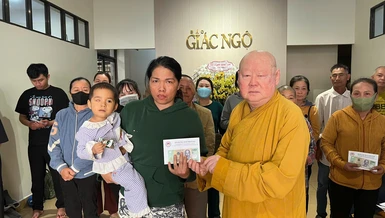 Hòa thượng Thích Duy Trấn trao tiền của bạn đọc ủng hộ bệnh nhân nghèo