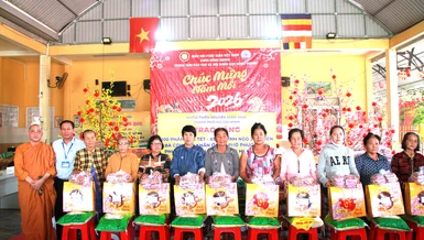 Chùa Hồng Quang trao quà Tết đến bà con nghèo