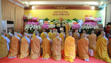 Chư Ni đảnh lễ Trưởng lão Hòa thượng Thích Thiện Nhơn tại chùa Minh Đạo