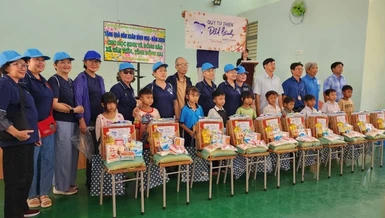 Đoàn từ thiện thiền viện Vạn Hạnh trao quà cho học sinh Trường Trung học Cơ sở Lộc An 
