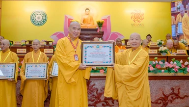 Trưởng lão Hòa thượng Thích Thiện Nhơn trao Bằng tuyên dương công đức đến Thượng tọa Thích Phước Nguyên