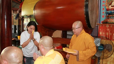 Đại diện trao quà đến đại diện các tịnh thất nhân Tết cổ truyền