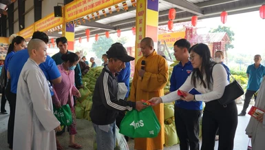 Ban Tổ chức trao quà đến bà con tại Phiên chợ 0 đồng Xuân Bính Ngọ