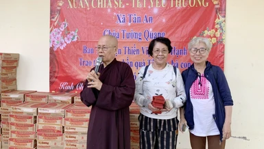 Hòa thượng Thích Chơn Nguyên thăm hỏi và chúc Tết đến bà con khó khăn